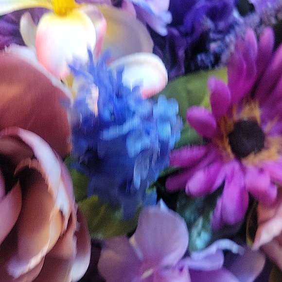 Silk flower arrangement - Picture 2 of 6